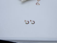 Carica l&#39;immagine nel visualizzatore di Gallery, Orecchini cerchietto con pietrine naturali legate con filo argento  O 616
