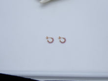 Carica l&#39;immagine nel visualizzatore di Gallery, Orecchini cerchietto con pietrine naturali legate con filo argento  O 616
