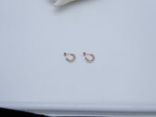 Carica l&#39;immagine nel visualizzatore di Gallery, Orecchini cerchietto con pietrine naturali legate con filo argento  O 616

