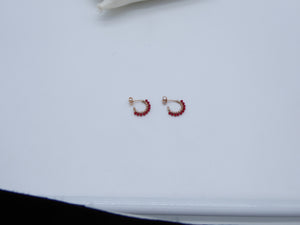 Orecchini cerchietto con pietrine naturali legate con filo argento  O 616