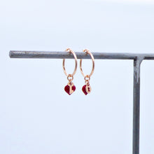Carica l&#39;immagine nel visualizzatore di Gallery, Orecchini a baionetta sdoppiati con ciondoli cuore smalto e chiave lucchetto in argento  Ref. O 453
