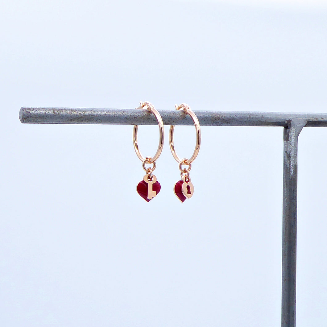 Orecchini a baionetta sdoppiati con ciondoli cuore smalto e chiave lucchetto in argento  Ref. O 453