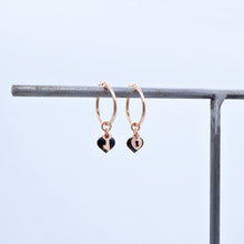 Carica l&#39;immagine nel visualizzatore di Gallery, Orecchini a baionetta sdoppiati con ciondoli cuore smalto e chiave lucchetto in argento  Ref. O 453
