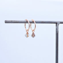 Carica l&#39;immagine nel visualizzatore di Gallery, Orecchini a baionetta sdoppiati con ciondoli cuore smalto e chiave lucchetto in argento  Ref. O 453
