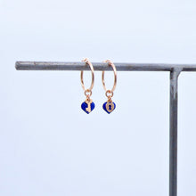 Carica l&#39;immagine nel visualizzatore di Gallery, Orecchini a baionetta sdoppiati con ciondoli cuore smalto e chiave lucchetto in argento  Ref. O 453
