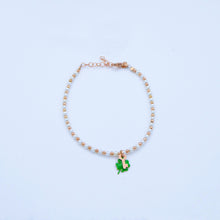Carica l&#39;immagine nel visualizzatore di Gallery, Bracciale perline e palline rosa con ciondoli smalto e chiave/lucchetto  Ref. B 298
