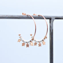 Carica l&#39;immagine nel visualizzatore di Gallery, Orecchini a cerchio inserti ciambelle e ciondoli Cuori/Stelle in argento  Ref. O 115
