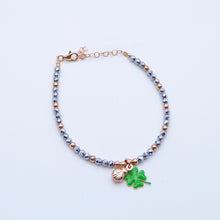 Carica l&#39;immagine nel visualizzatore di Gallery, Bracciale ematite e palline argento rosa con Quadrifoglio smalto e coccinella  Ref. B 616
