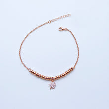Carica l&#39;immagine nel visualizzatore di Gallery, Bracciale rolò con inserti ciambelline rosa e ciondolo Quadrifoglio zirconi  Ref. B 650/HB
