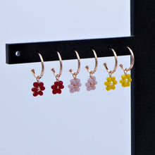Carica l&#39;immagine nel visualizzatore di Gallery, Orecchini mezzo cerchio con fiorellini colorati   Ref. O 407/AG
