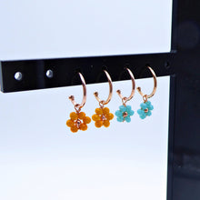 Carica l&#39;immagine nel visualizzatore di Gallery, Orecchini mezzo cerchio con fiorellini colorati   Ref. O 407/AG
